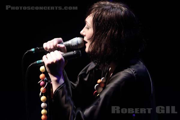 SARAH BLASKO - 2010-12-04 - PARIS - Cafe de la Danse - 